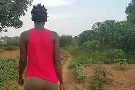 非洲人为什么不爱种菜？看看非洲农村女孩的后花园，你可能就懂了图片