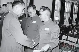 1955年授衔，朱老总和彭总都在场，为何要让周总理颁授大将军衔？图片