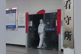 男星被抓捕现场曝光！戴手铐脚镣俩警察在旁边，或将被判3年以上图片