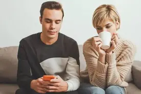 心理学：不到万不得已，千万不要偷看另一半的手机，原因很简单图片