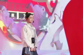 赛场靓丽风景线——美女裁判图片