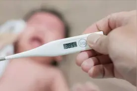 儿科专家：孩子用退烧药，安全有效的就2种，这4种“办法”少用图片