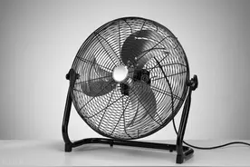 三伏天太热，在电风扇上放2个饮料瓶，瞬间吹出冷风，用过都说好图片