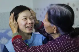 94年，拾荒老太收养独臂女婴，捡垃圾供其读书，长大后这样报答她图片