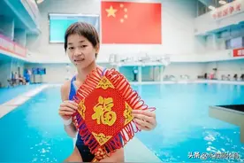 跳水奥运冠军全红婵喜庆拜年，15岁穿泳衣训练，身高猛涨身姿优美图片