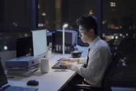 超10亿人收入低下，强制加班成常态，因为存在对剩余价值的剥削？图片