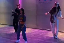 10岁甜馨和妈妈跳街舞！动作熟练打扮酷炫，身高到妈妈肩膀图片