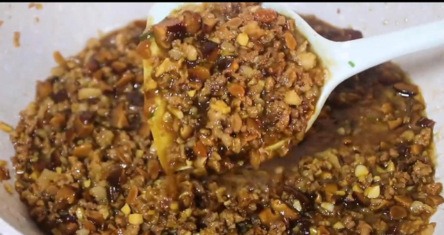 爱吃面条的要收藏了，教你炸酱的家常做法，拌饭拌面都好吃，真香