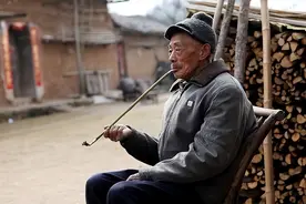 老人言：“一斗穷二斗富三斗四斗开当铺”，啥意思？有没有道理？图片