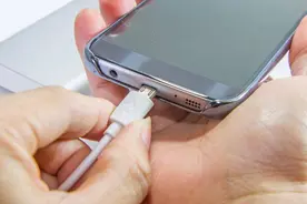 手机夜晚充电不拔有啥影响？看完文章后，就知道答案了图片