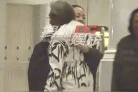 宋丹丹近况曝光！与异性友人热情拥抱不避讳，三婚老公默默等候图片