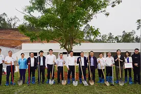 广东文理职业学院参加廉江市景观树木捐种活动图片
