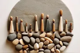 外出的时候一定要捡小石头回家图片