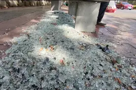 贵阳一公交站台玻璃碎一地，连日无人过问，究竟该谁处理？图片