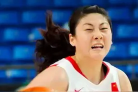 曾是中国女篮“猛女”，带领队员闹出罢训风波，二婚生下双胞胎图片
