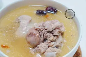 炖骨头汤，牢记“3要3不要”，骨汤味浓肉香营养高，太好喝了图片