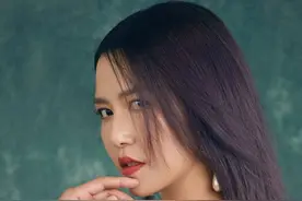 纹花臂，练出八块腹肌，摇滚女歌手谭维维比男人猛多了！图片