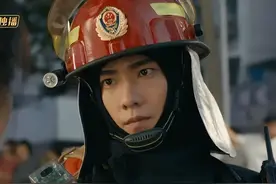 永远紧皱的剑眉，贯穿全剧的做作，杨洋就差把“我好帅”写在脸上图片