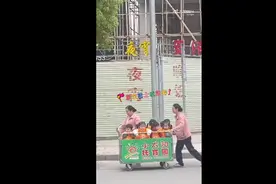 交警叔叔护送宝宝巴士太萌了图片