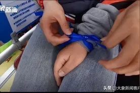 世界自闭症日 | 郑州市公交“康复课堂”开课，26岁孤独症人士现场当志愿者图片