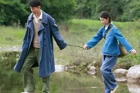 当鬓角染霜，暮年回首，惟有你的笑容依旧年轻，从未远走图片