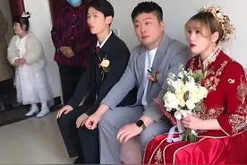 河南新乡，36岁爸爸送19岁女儿出嫁：年轻人结婚还是早点好图片
