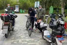 继“Tony”老师后，TA成为防范区最受欢迎的“修车师傅”图片