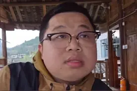 斗鱼主播撞车遭对方敲诈，直播间发飙：我一分钱都不给图片