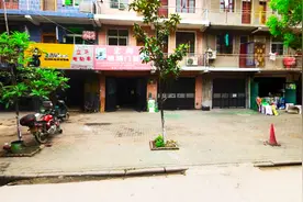 在武汉郊区随拍一条老旧小街：民房绵延成片，宛如90年代电影场景图片