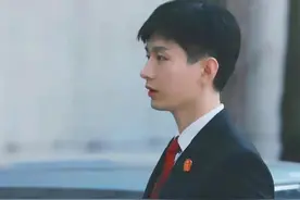 十位男明星的制服大赏：杨洋就足够惊艳了，没想到朱一龙更胜一筹图片