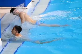 男跳水队员的难言之隐:刮体毛是基本要求，泳裤太小容易被关注图片