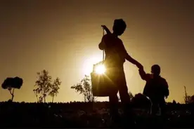 儿子与母亲断绝关系，母亲死后，村委会找他谈话，儿子泪洒当场图片