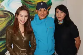 张学友现身小女儿画展！17岁张瑶萱个性十足，穿露脐装化烟熏妆图片