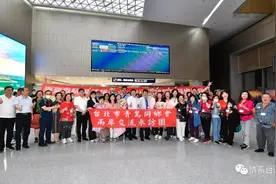 台北青岛同乡会参访团乘坐青岛台北航线复航首飞航班回乡探亲图片