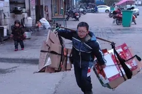 爸爸患白血病，江西10岁男孩拾荒挣医药费，2个月捡700多斤废品图片