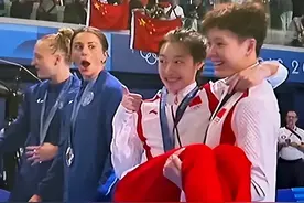 50万观众傻眼！跳水女神公主抱｜颁奖台变身秀场｜网友：太刺激了图片