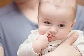 “吃手”和“不吃手”的娃有啥不同？前辈说出答案，长大一目了然图片