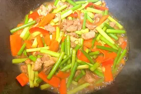 家常菜蒜苔炒肉怎样炒才好吃，教你一招蒜苔肉片脆嫩入味，很下饭图片