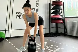 女星的有效健身VS无效健身，殷桃有女人味，金晨变“金刚芭比”图片