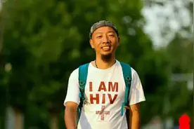 从恐惧到出柜、参与公益，妈妈的爱让这位感染者充满勇气图片