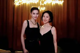 笑出内伤！赌王一家齐聚，赵露思何超莲同框，网友：头大两个圈图片