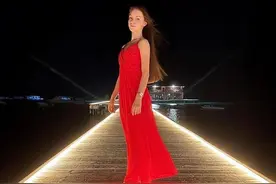 18岁谢尔巴科娃喜迎恋情？收到九百九十九朵玫瑰，或是男朋友送的图片