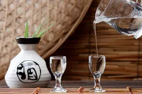 凭借五粮液“贴牌”逆天改命，如今市值百万成传奇，小酒厂凭啥？图片