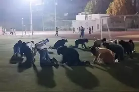 高校回应多名学生集体爬行，这是行为艺术还是猎奇行为？图片