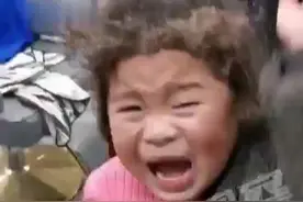 安徽一女童玩烟花，头发被炸成“烟花烫”图片