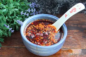 教你在家炸辣椒油，又香又红，无论拌凉菜，或者拌咸菜都好吃图片