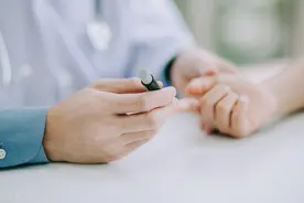 糖尿病人，空腹血糖长期8~9mmol/L左右，危害有哪些？图片