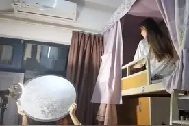 高校女生在宿舍拍写真，“衣着清凉”引热议，网友：00后都咋了图片