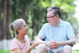 65岁大妈哭诉：再婚只为了互帮互助，他的要求太过分，我无法满足图片