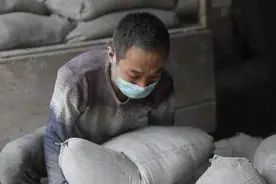 扛50袋水泥上5楼，给你多少钱愿意干？农民工：至少得800图片